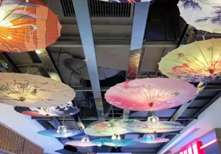 百聯青浦購物中心用商場電動葫蘆吊裝雨傘裝飾