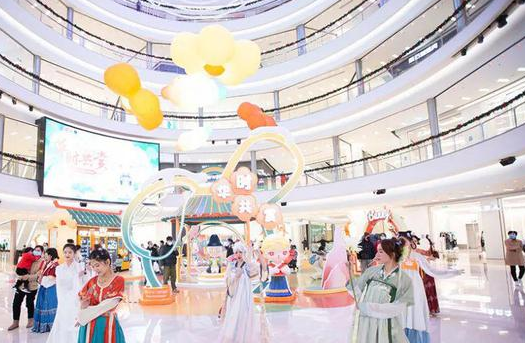 元旦臨近,商場(chǎng)使用商場(chǎng)電動(dòng)葫蘆吊裝兔子裝飾物