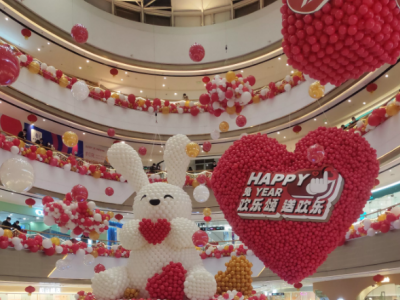 大型商場(chǎng)用商場(chǎng)卷揚(yáng)機(jī)懸掛兔年吉祥物